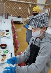 写真:食事準備中1