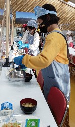 写真:食事準備中2