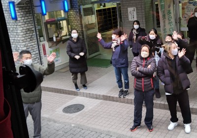 写真:見送り