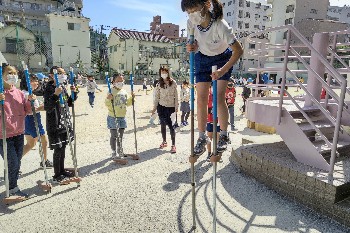 写真:上級生が見本を見せる様子