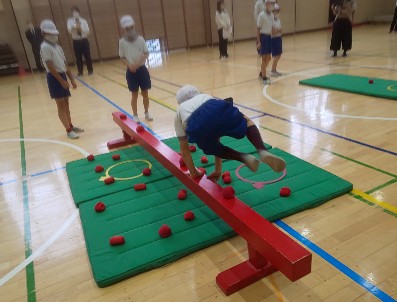 写真:平均台を飛び越す様子