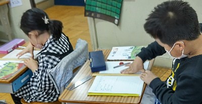 写真:手で長さをはかる様子