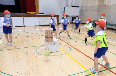 写真:ボールゲームを楽しむ様子