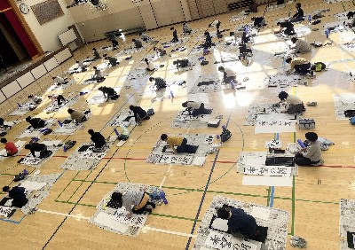 写真:体育館で席書会1(5年生)