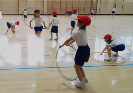 写真:フラフープ飛びに挑戦