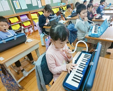 写真:鍵盤ハーモニカを演奏1