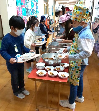 写真:配膳の様子(10月19日)