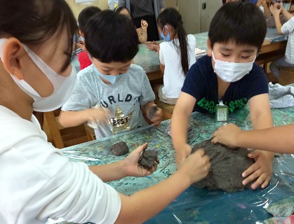 写真:土粘土で作品作り1