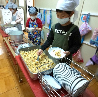 写真:配膳の様子(1月27日)