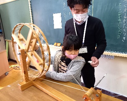 写真:糸車を使用した授業2