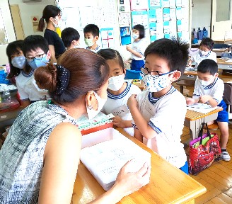 写真:外国人講師が指導する様子