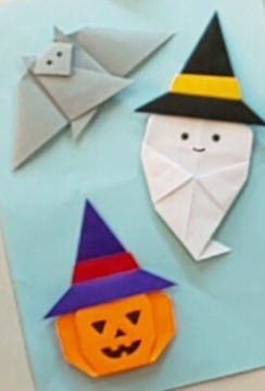 写真:折り紙で作ったハロウィンのお化けとカボチャ