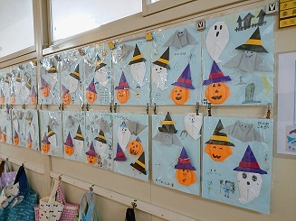 写真:廊下に掲示された「折り紙教室」の作品