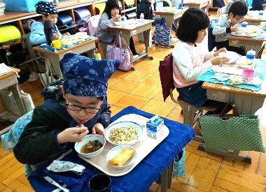 写真:給食を食べる様子