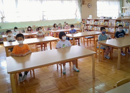 写真:図書館で説明を受ける様子