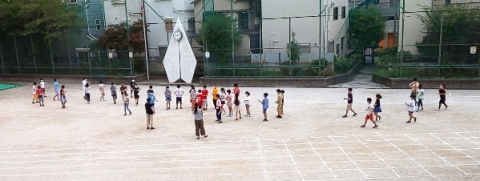 写真:校庭で理科の授業