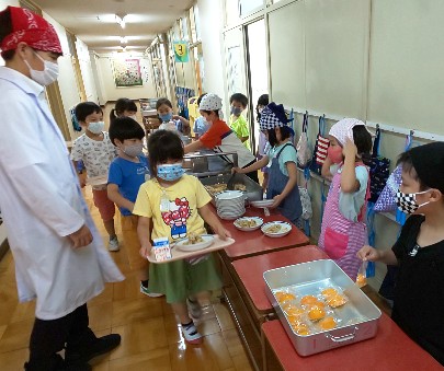 写真:配膳の様子1