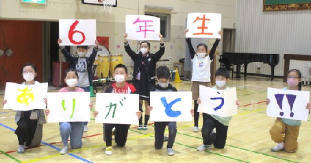 写真:6年生を送る会ビデオ撮り2