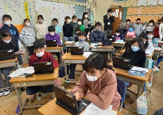 写真:コンピュータクラブの見学