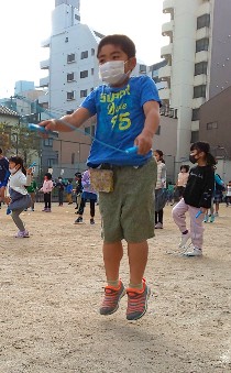 写真:なわとびする様子4