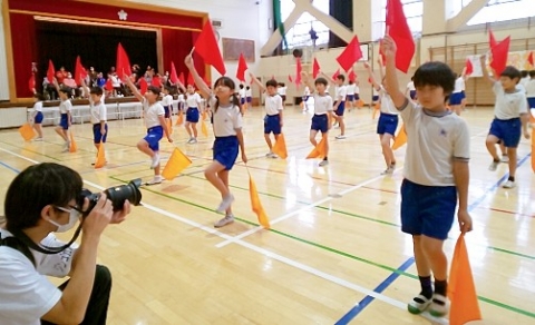 写真:4年の華よ　咲きほこれ！2