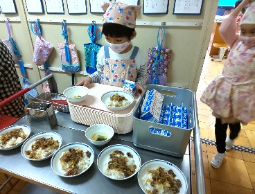 写真:配膳の様子(1月21日)