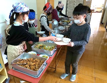 写真:配膳の様子