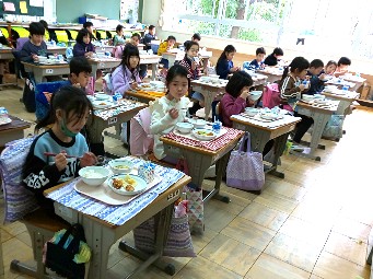 写真:給食を食べる様子