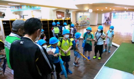 写真:正門の昇降口で並ぶ子どもたち