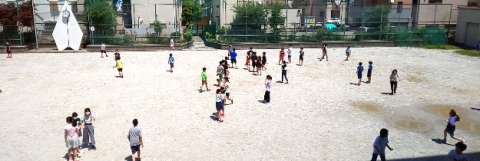 写真:校庭で遊ぶ様子1(6月15日)