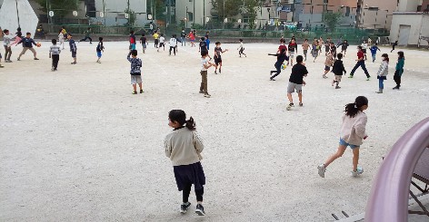 写真:校庭で遊ぶ様子2(10月30日)