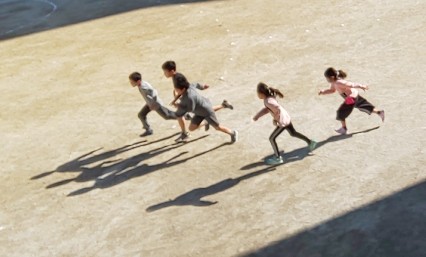 写真:走って戻る子どもたち2