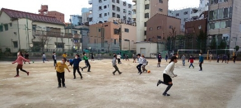 写真:校庭で遊ぶ子どもたち