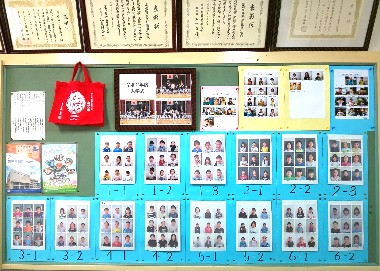 写真:校長室に飾られた子どもたちの顔写真