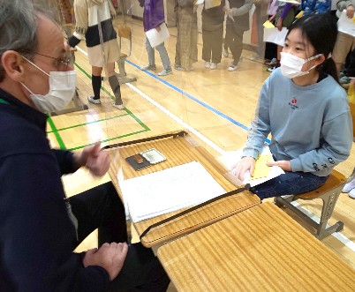 写真:入国審査の様子