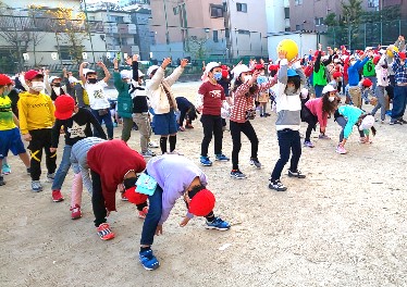 写真:児童集会　コロナ禍のボール送りゲーム