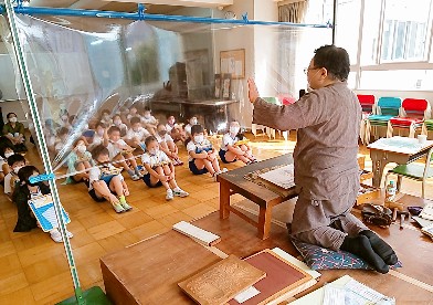 写真:職人さんから版画の製作過程を聞く様子1