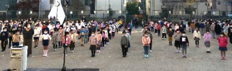 写真:校庭に整列する児童たち