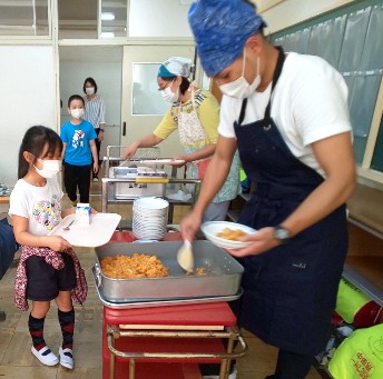 写真:先生が配膳