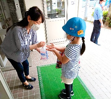 写真:手指の消毒