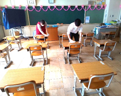 写真:先生方が学習机を消毒