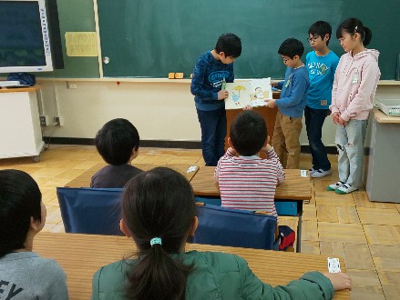 写真:教室で6年生に読み聞かせをしてもらう様子