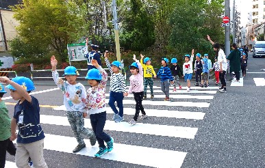 写真:横断歩道を渡る様子