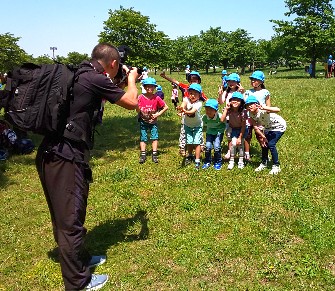 写真:ポーズをとって写真を撮ってもらう様子