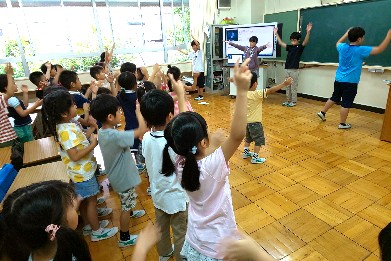 写真:6年生と三日音頭の練習