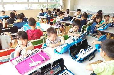 写真:鍵盤ハーモニカの授業1