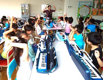 写真:鍵盤ハーモニカの授業2