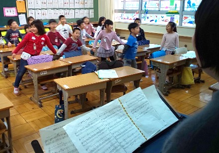 写真:教室で歌を歌う様子