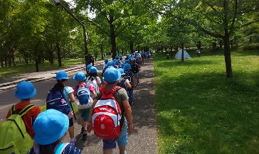 写真:公園内散策の様子