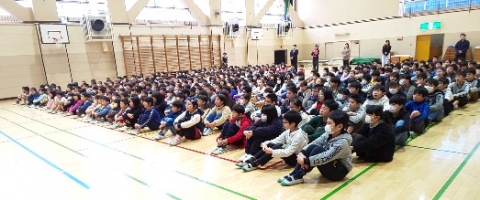 写真:全校朝会の様子